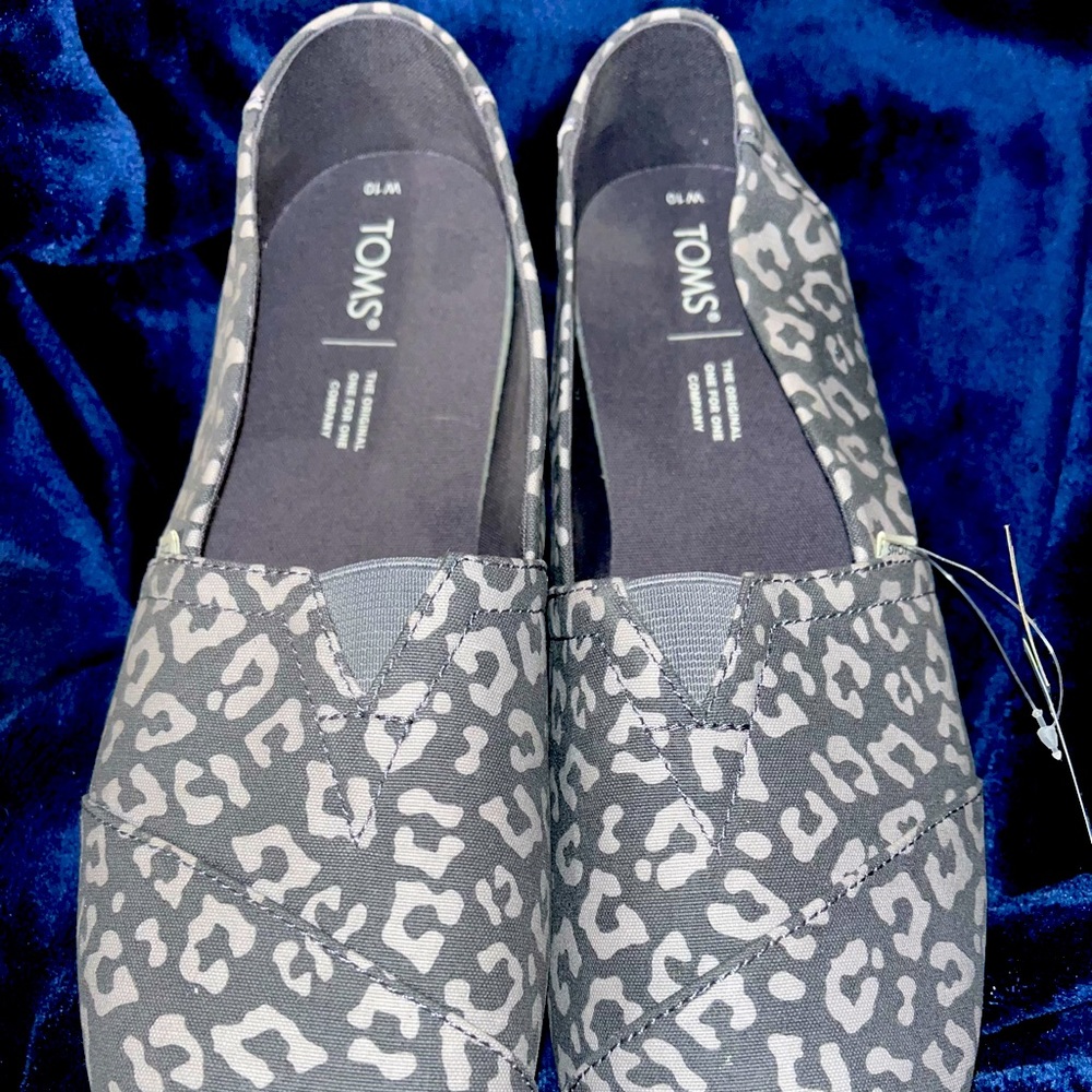 TOMS- women. Size 10. NWT. Gray cheetah print, perfect for spring